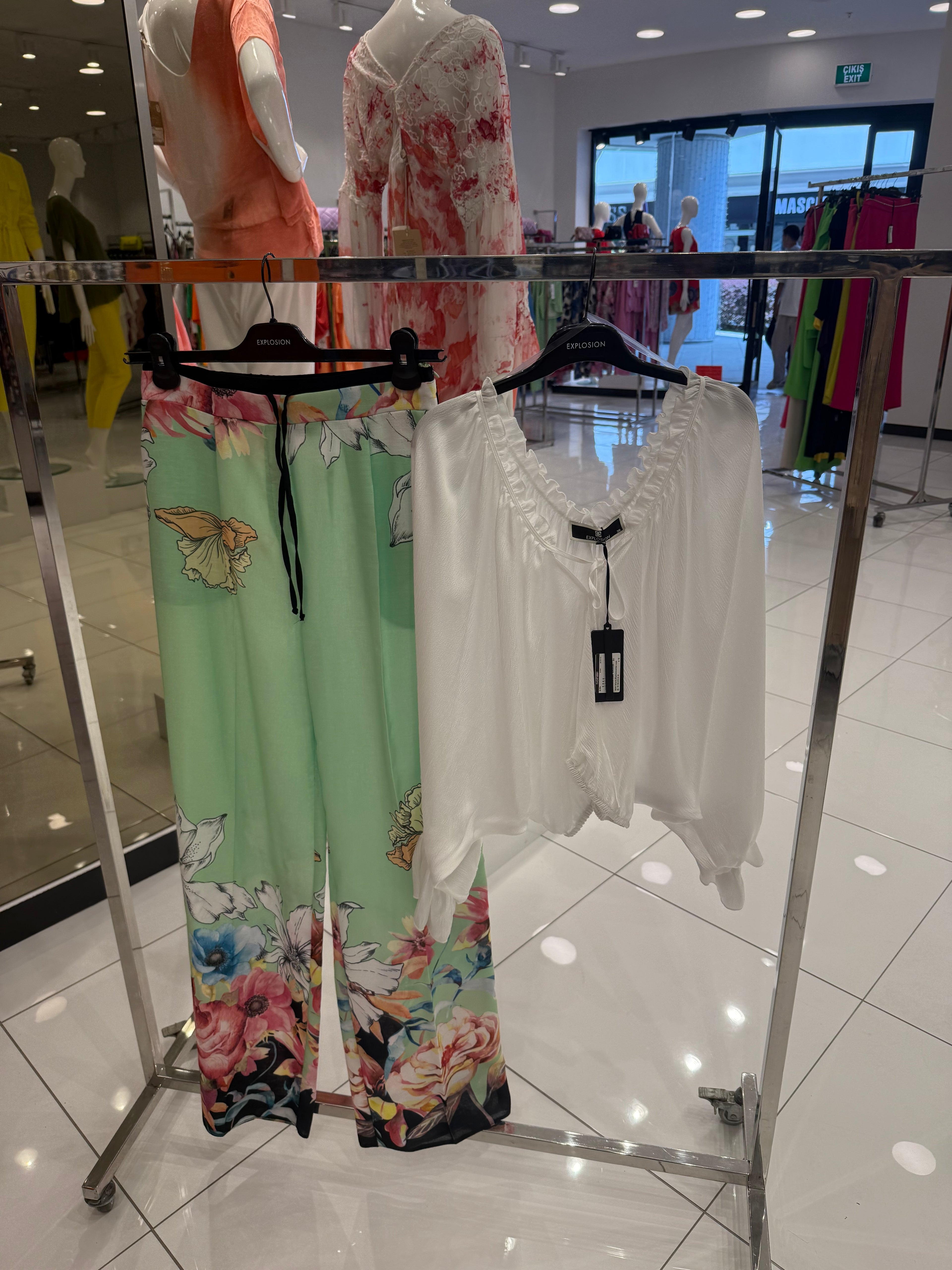 Tyra set
